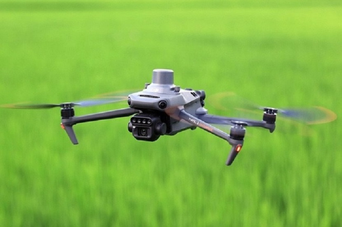 Dron comercial sobrevolando de forma ilegal el espacio aéreo de un estadio de fútbol moderno