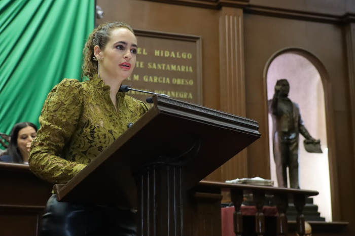 Diputada Sandra Arreola Ruiz del PVEM exponiendo la iniciativa en la tribuna del Congreso de Michoacán