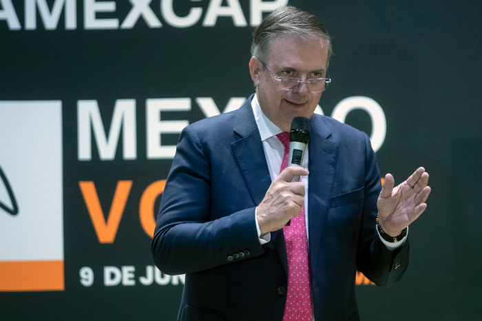 Marcelo Ebrard gesticula durante su discurso sobre semiconductores en el VC Day de Amexcap.