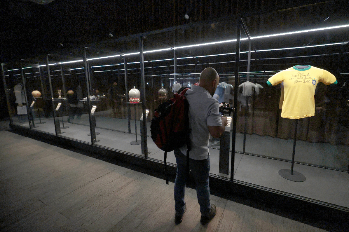 Camiseta histórica de la selección argentina usada por Diego Maradona expuesta en vitrina.