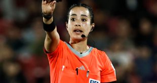 Árbitra mexicana Katia García sonriendo con uniforme oficial de la FIFA.