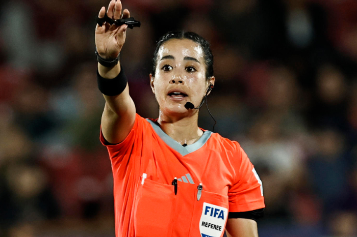 Árbitra mexicana Katia García sonriendo con uniforme oficial de la FIFA.
