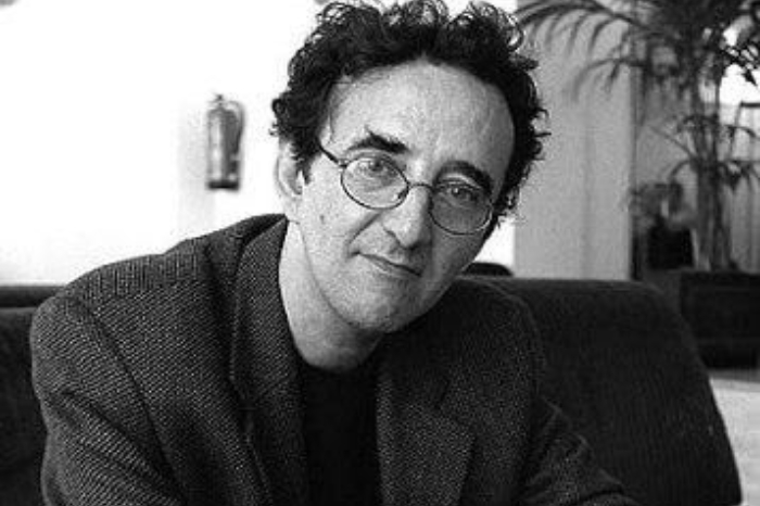Retrato en blanco y negro del escritor chileno Roberto Bolaño, impulsor del término infrarrealismo literario.