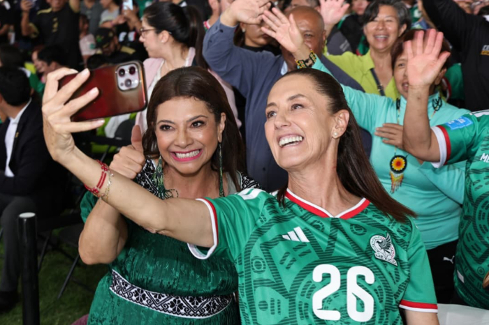 Presidenta Claudia Sheinbaum con playera de la seleccion mexicana numero 26 en Deportivo Los Galeana