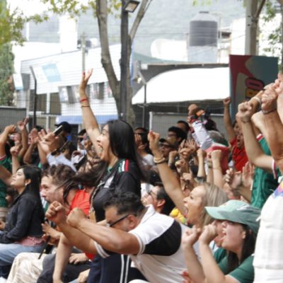 Aficionados en Morelia celebrando el gol de México contra Sudáfrica en el Mundial 2026.