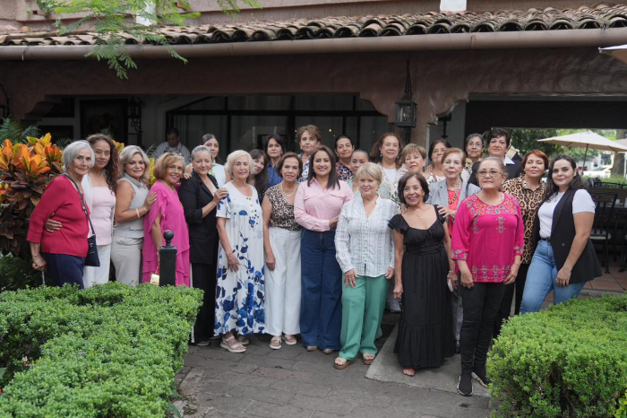 Gladyz Butanda Macias en reunion con mujeres empresarias de Zamora Michoacan