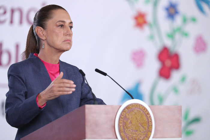 Claudia Sheinbaum en conferencia mañanera hablando sobre el conflicto con el magisterio.