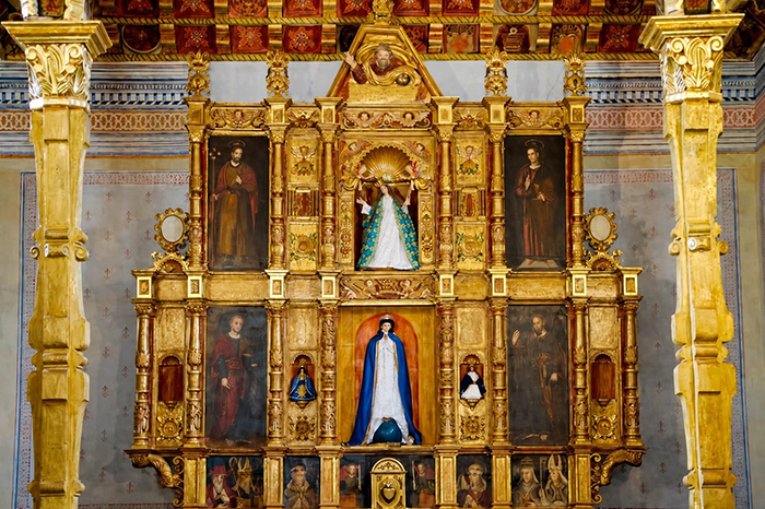 Detalles arquitectónicos y trabajos especializados de restauración en el templo de Santa María Huiramangaro.