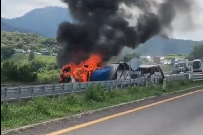 Tractocamión volcado e incendiado sobre la franja preventiva de la autopista México-Guadalajara.