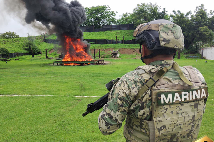 Autoridades navales y de la FGR durante el proceso de incineración de droga en la Décima Sexta Zona Naval de Lázaro Cárdenas.