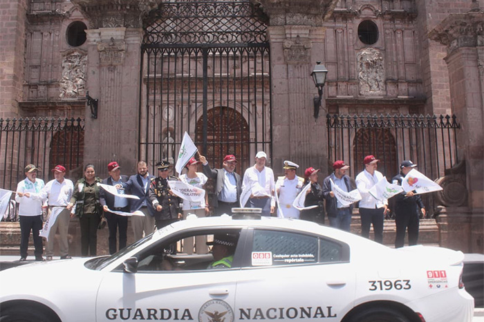 Autoridades federales y estatales durante el banderazo del Operativo Vacacional en Morelia.