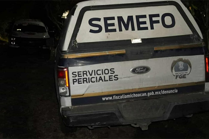 Elementos de la Fiscalía realizan labores periciales en zona de Apatzingán.