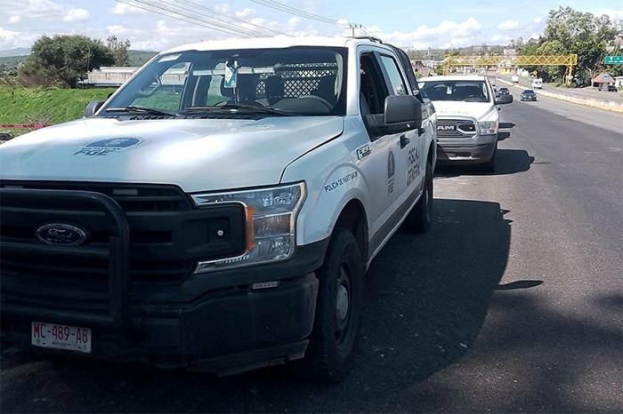 Elementos de la Fiscalía realizan labores periciales en la carretera Morelia-Salamanca.