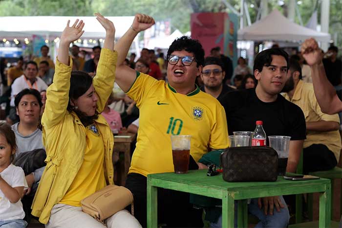 Aficionados disfrutando de los partidos en el Jalo Futbolero de Morelia.