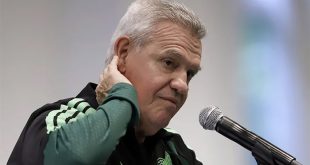 Javier Aguirre dirigiendo un entrenamiento de la Selección.