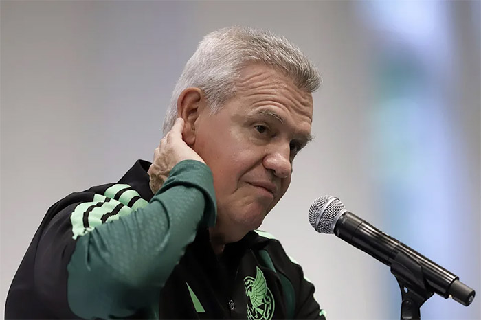 Javier Aguirre dirigiendo un entrenamiento de la Selección.