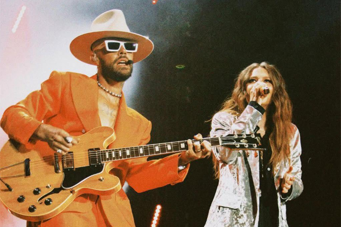 El dueto Jesse & Joy durante una presentación musical.