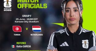 Katia Itzel García portando el uniforme de árbitra oficial de la FIFA.
