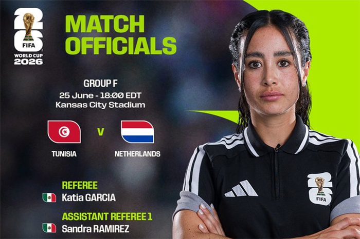 Katia Itzel García portando el uniforme de árbitra oficial de la FIFA.