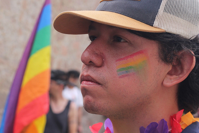 Colectivos LGBT marchando en Morelia exigiendo justicia y protocolos de búsqueda especializados.