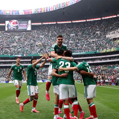 Jugadores de la Selección Mexicana celebran un gol durante su debut en el Mundial 2026.