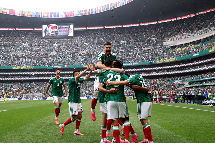Jugadores de la Selección Mexicana celebran un gol durante su debut en el Mundial 2026.