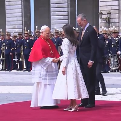 El papa León XIV durante la ceremonia de bienvenida en el Palacio Real de Madrid.