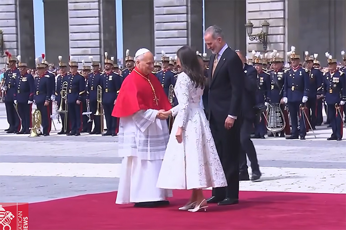 El papa León XIV durante la ceremonia de bienvenida en el Palacio Real de Madrid.