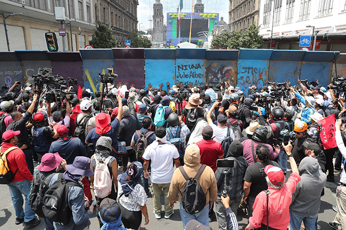 Bloques de concreto y vallas metálicas resguardadas por elementos de la policía en los accesos al Zócalo de la Ciudad de México.