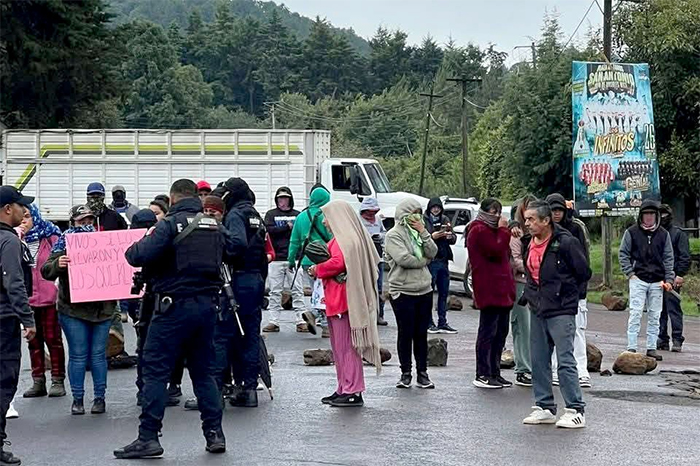 Bloqueo carretero en el entronque a Ario de Rosales.
