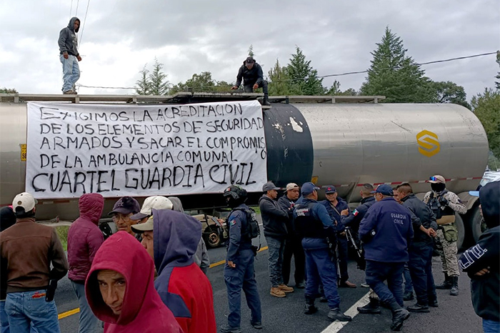 Bloqueo carretero en la zona de Pomacuarán, Michoacán