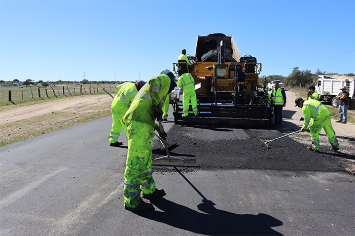 Maquinaria trabajando en la rehabilitación de una carretera federal como parte del programa MegaBachetón.
