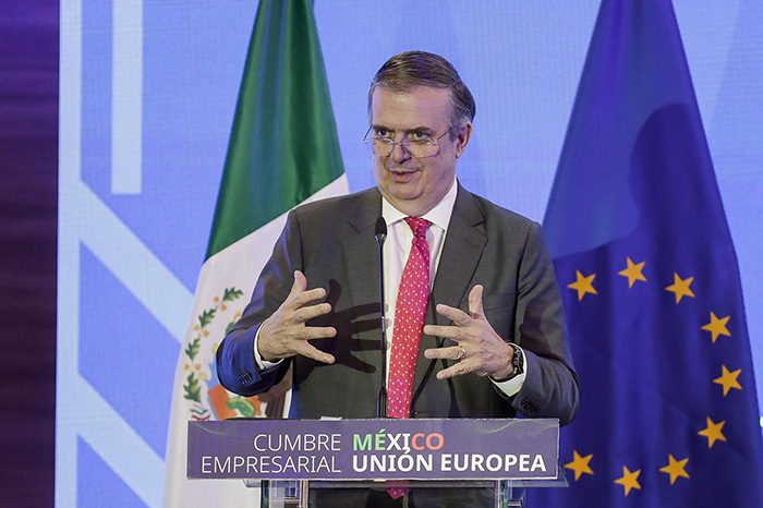 El secretario de Economía de México, Marcelo Ebrard, ofreciendo una conferencia de prensa sobre las relaciones comerciales y aranceles.