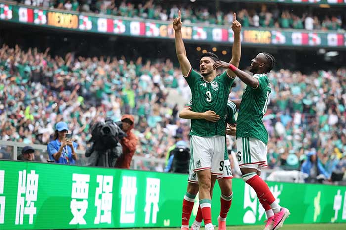 Jugadores de la Selección Mexicana celebran un gol durante el partido inaugural del Mundial 2026 frente a Sudáfrica.