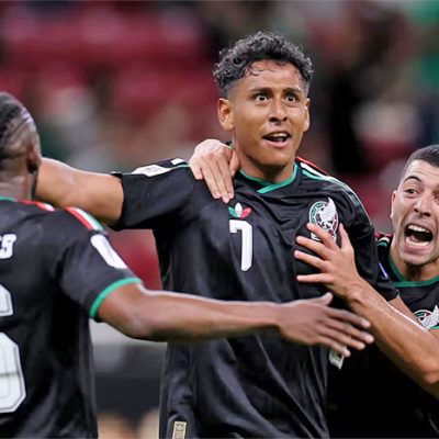 Luis Romo festejando el gol que le dio la victoria a México ante Corea del Sur.