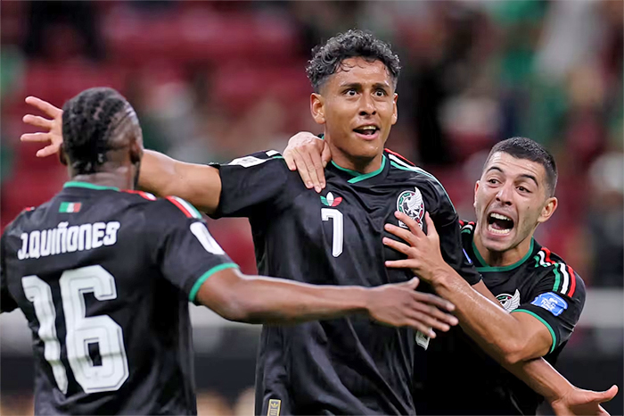 Luis Romo festejando el gol que le dio la victoria a México ante Corea del Sur.