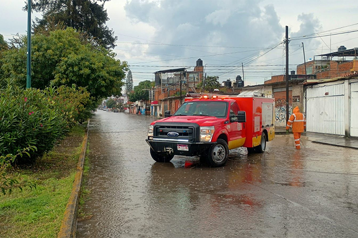 Elementos de Protección Civil realizan recorridos de supervisión en zonas de riesgo.