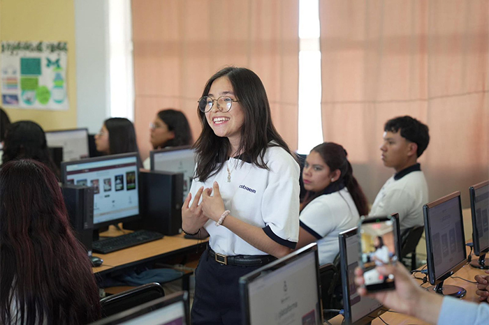 Estudiantes en instalaciones de educación media superior en Michoacán.
