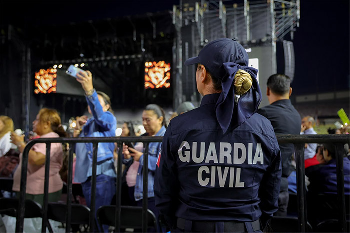 Elementos de seguridad realizando labores de vigilancia en un evento masivo.