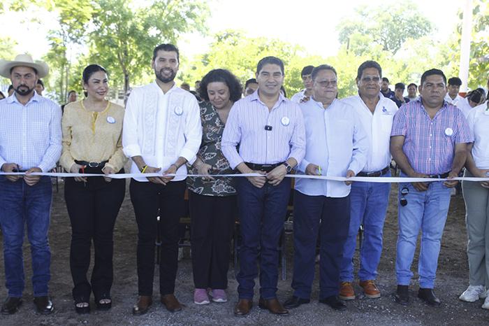 El presidente municipal Pablo Varona junto a estudiantes y docentes durante la entrega de la techumbre en la UPN Huetamo.