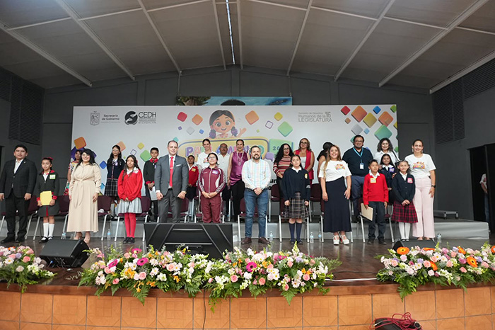 Diputados, autoridades de la CEDH y niños participantes en el escenario del Parlamento Abierto Infantil contra el reclutamiento infantil.