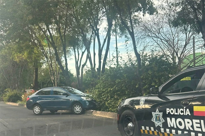 Vehículo accidentado sobre la avenida Madero Poniente en Morelia.