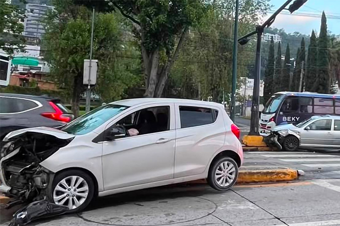 Agentes de Tránsito atienden choque en avenida Camelinas, Morelia.