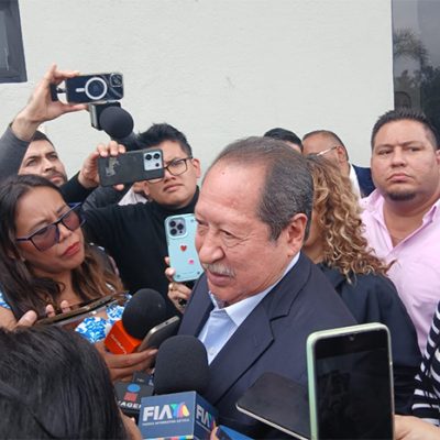 El diputado Leonel Godoy Rangel durante una conferencia de prensa.