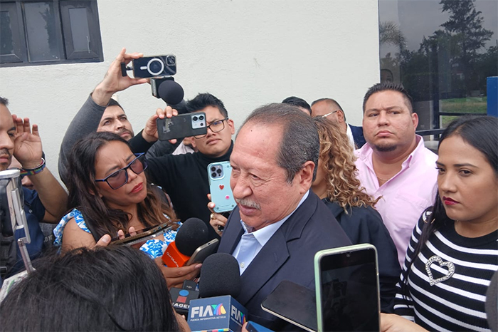 El diputado Leonel Godoy Rangel durante una conferencia de prensa.