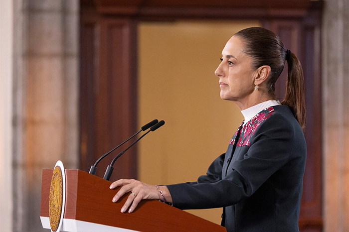 La presidenta Claudia Sheinbaum durante su conferencia matutina "Las mañaneras del pueblo" informando sobre el envío de ayuda humanitaria a Venezuela.