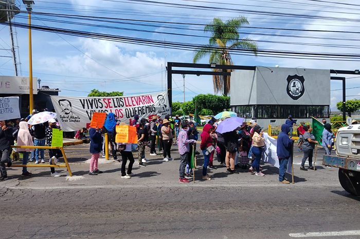 Manifestantes frente al Cereso de Uruapan exigiendo liberación de detenidos.