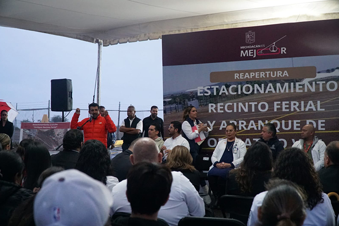 El alcalde de Charo, Gabriel Molinero, hablando durante el evento oficial.
