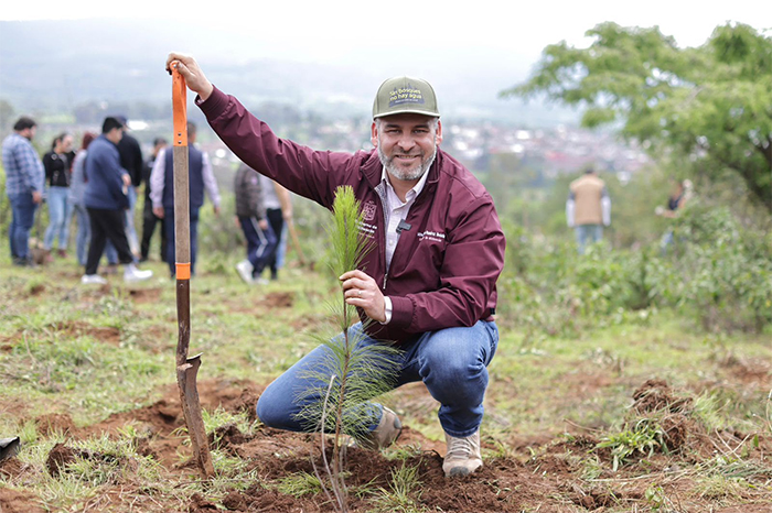 El gobernador Alfredo Ramírez Bedolla durante el anuncio de la campaña de reforestación estatal.