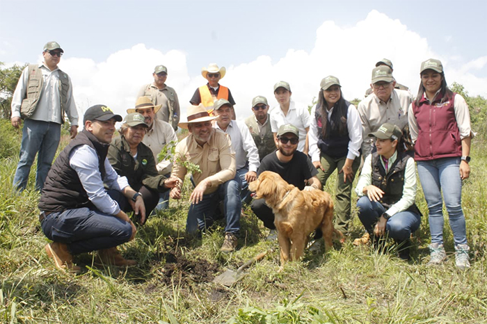 Autoridades estatales durante el inicio de la reforestación en el segundo anillo periférico de Morelia.